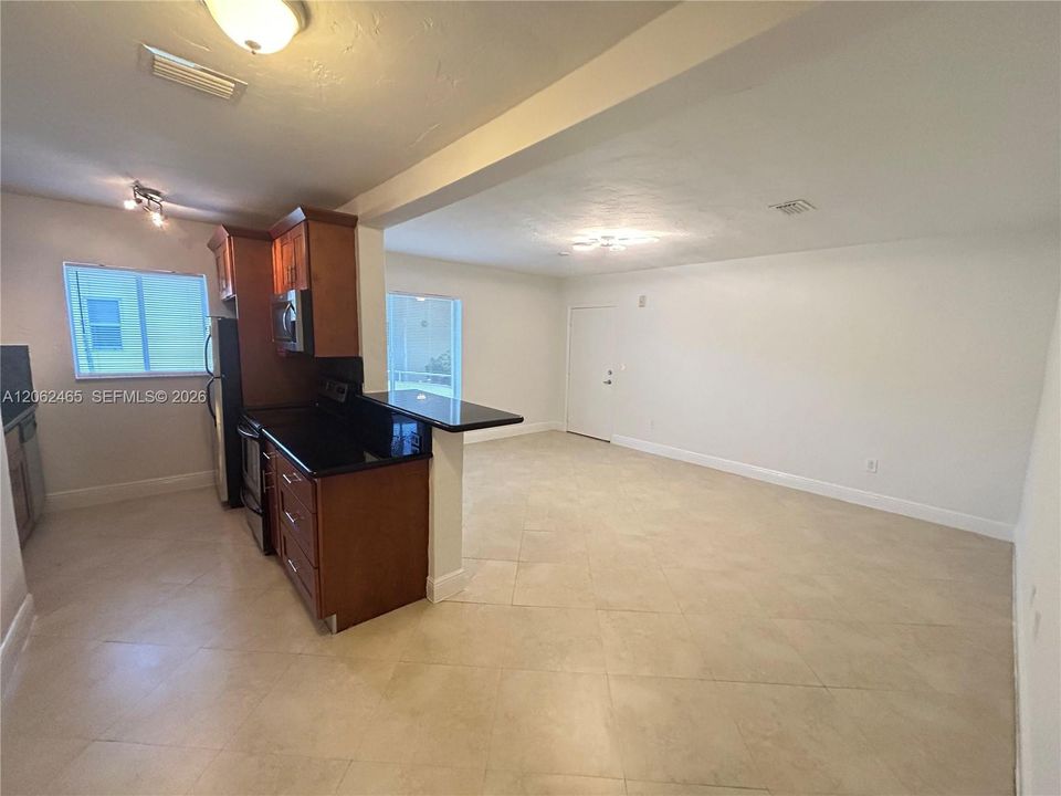 KITCHEN/LIVING ROOM