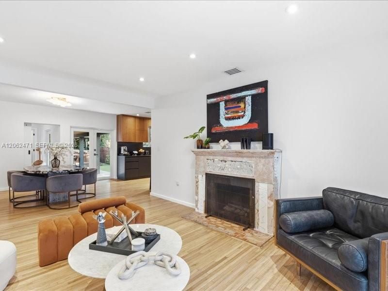 В аренду: $8,300 (3 спален, 2 ванн, 1716 Квадратных фут)