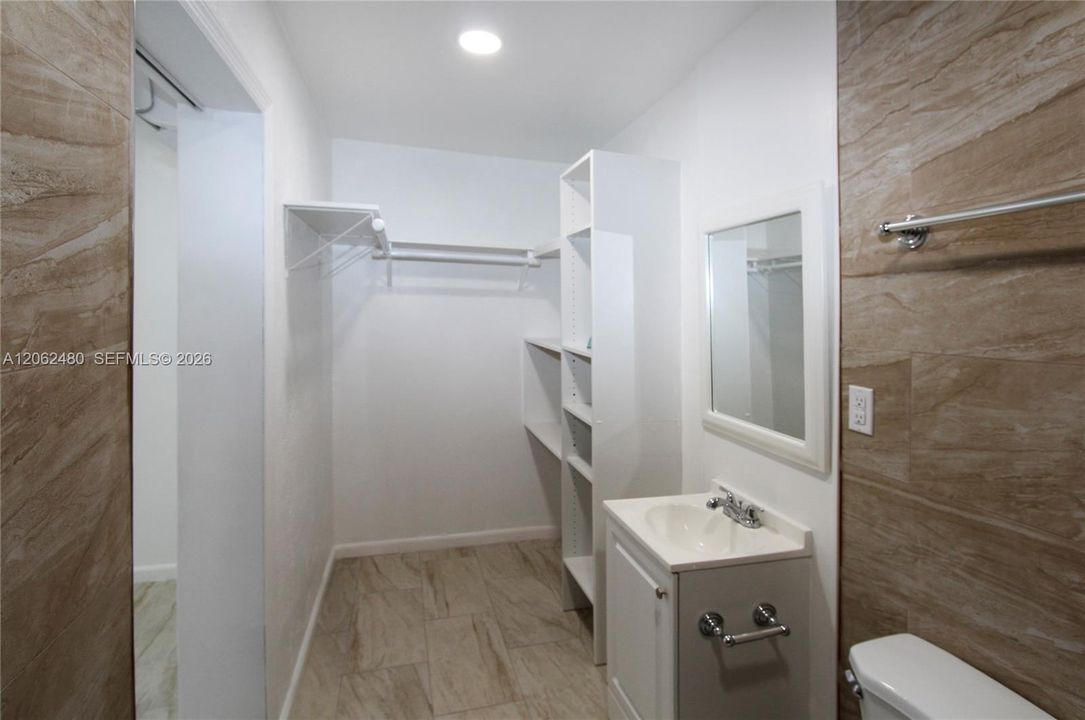 В аренду: $1,300 (1 спален, 1 ванн, 2055 Квадратных фут)