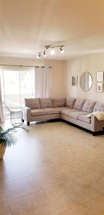 For Rent: $2,150 (1 beds, 1 baths, 852 Square Feet)