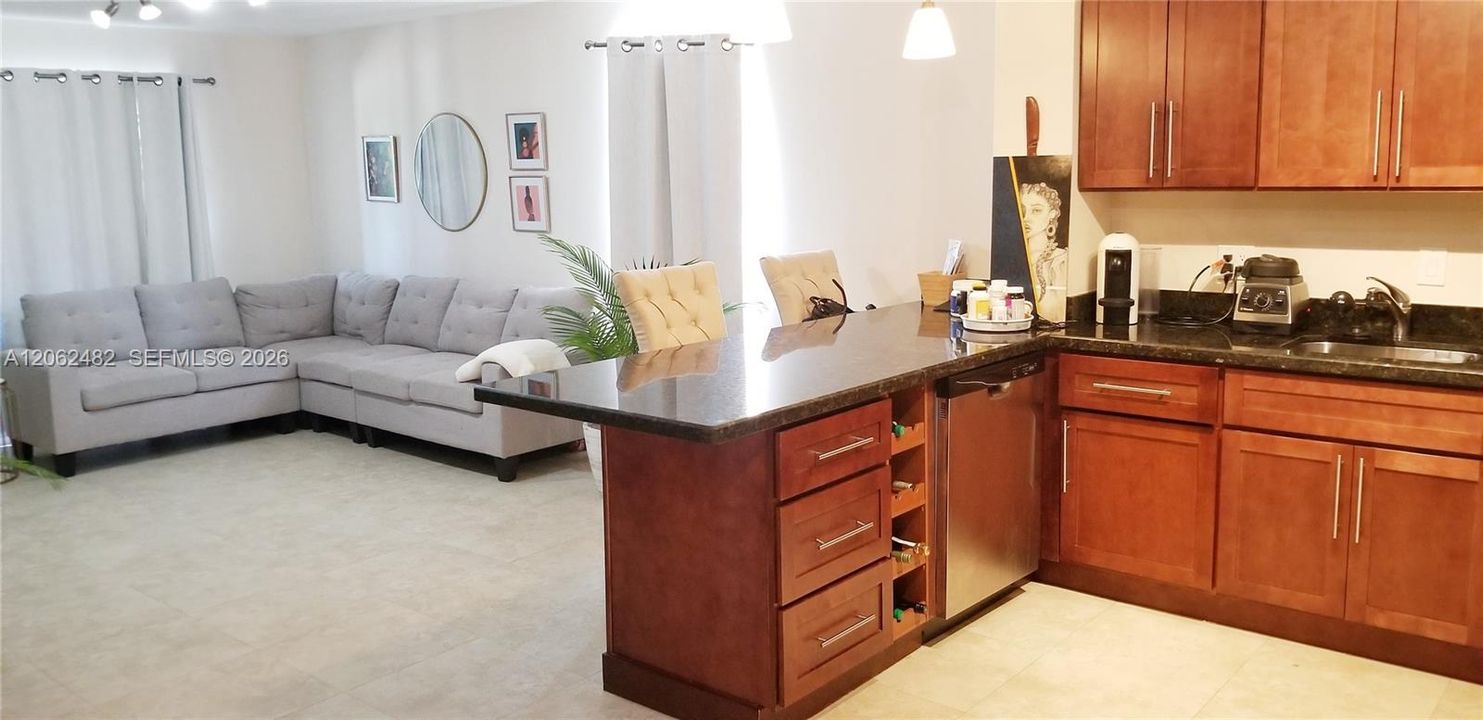 For Rent: $2,150 (1 beds, 1 baths, 852 Square Feet)