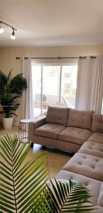For Rent: $2,150 (1 beds, 1 baths, 852 Square Feet)