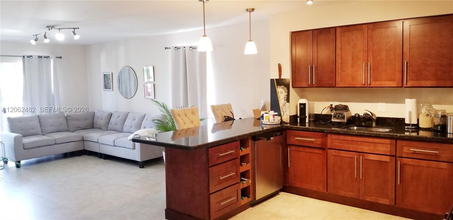 For Rent: $2,150 (1 beds, 1 baths, 852 Square Feet)