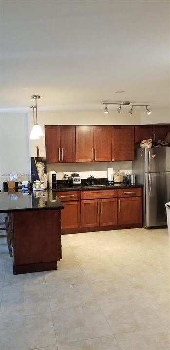 For Rent: $2,150 (1 beds, 1 baths, 852 Square Feet)