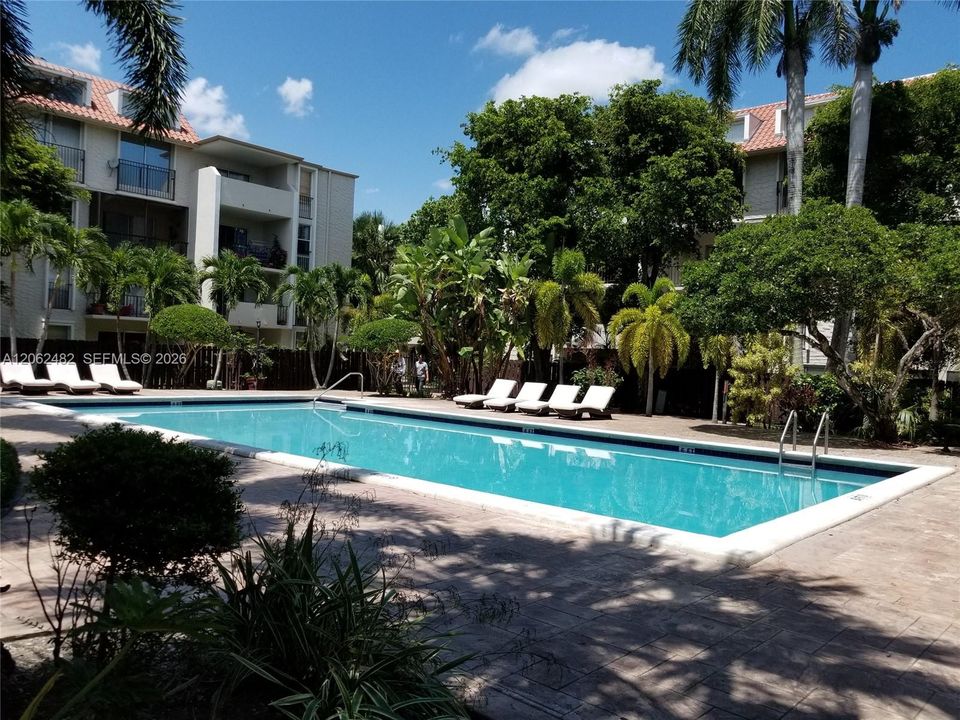 For Rent: $2,150 (1 beds, 1 baths, 852 Square Feet)