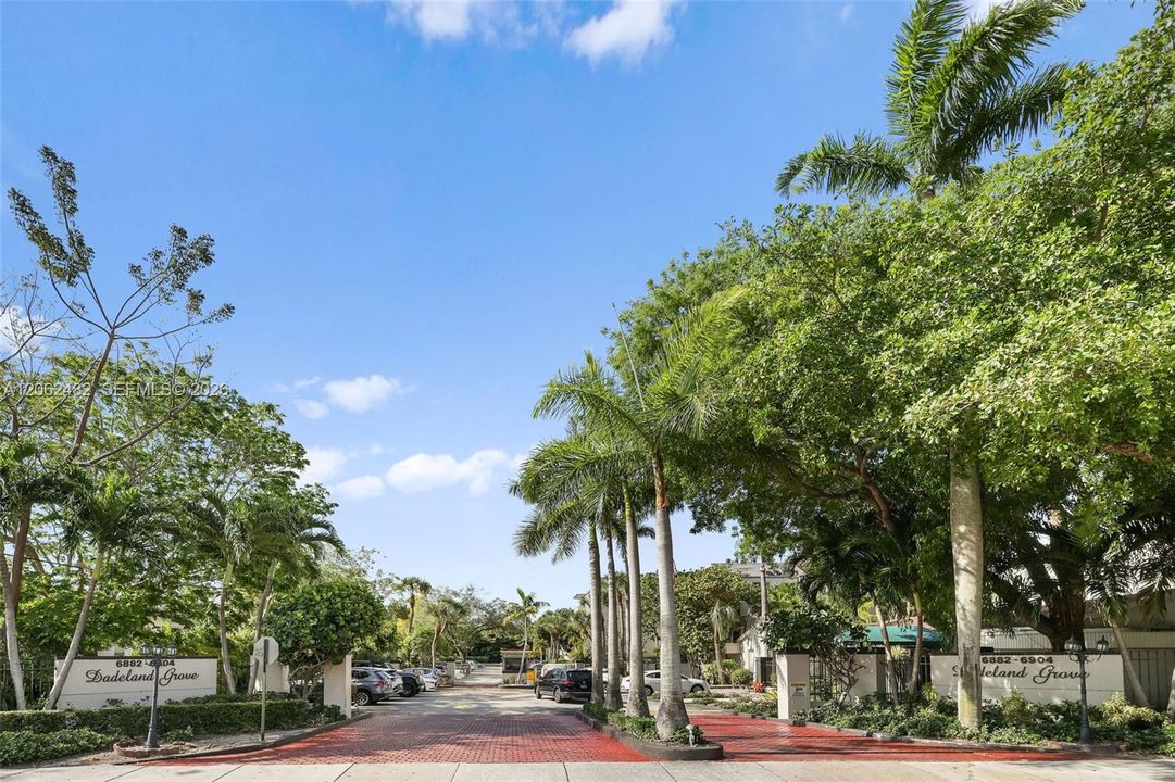 For Rent: $2,150 (1 beds, 1 baths, 852 Square Feet)