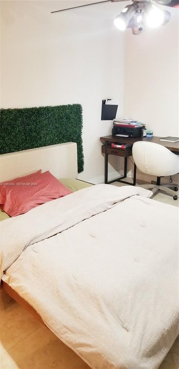 For Rent: $2,150 (1 beds, 1 baths, 852 Square Feet)
