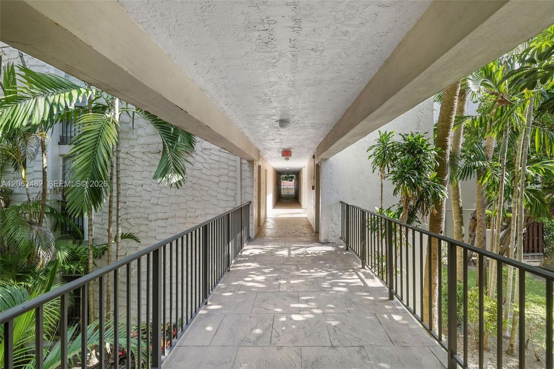 For Rent: $2,150 (1 beds, 1 baths, 852 Square Feet)