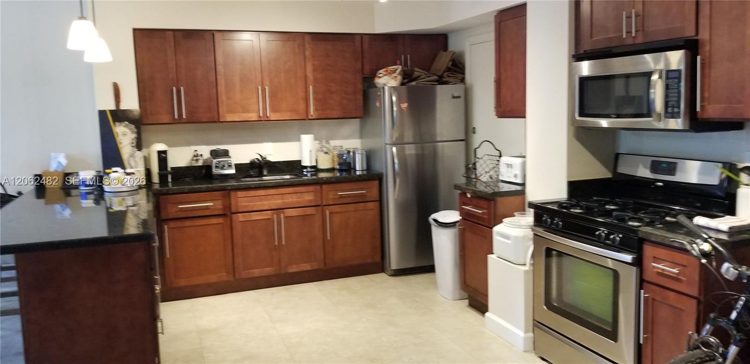 For Rent: $2,150 (1 beds, 1 baths, 852 Square Feet)