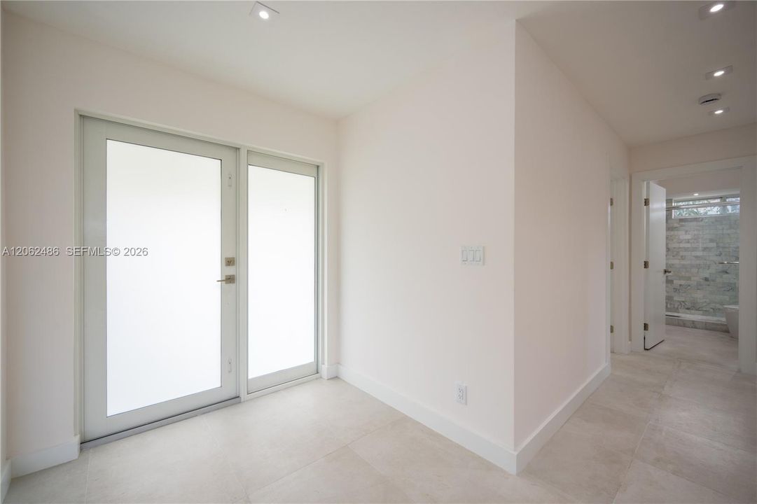 En Venta: $699,000 (4 camas, 3 baños, 2110 Pies cuadrados)