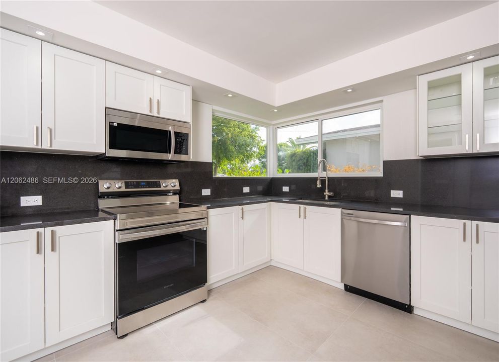 En Venta: $699,000 (4 camas, 3 baños, 2110 Pies cuadrados)