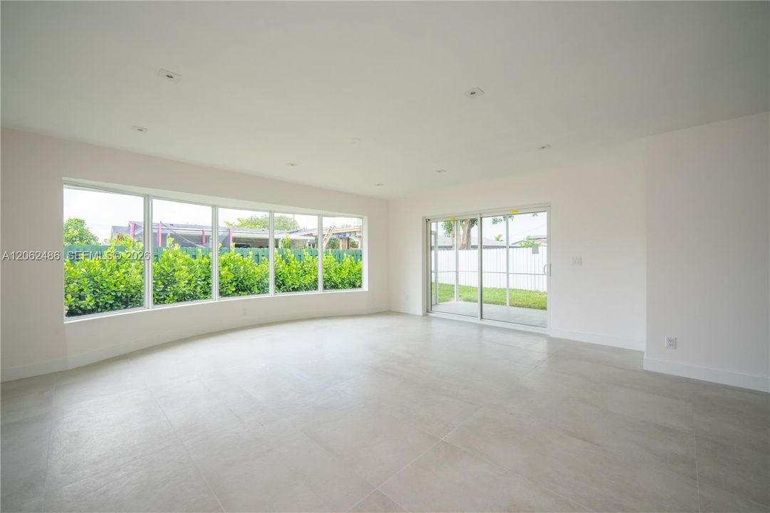 En Venta: $699,000 (4 camas, 3 baños, 2110 Pies cuadrados)