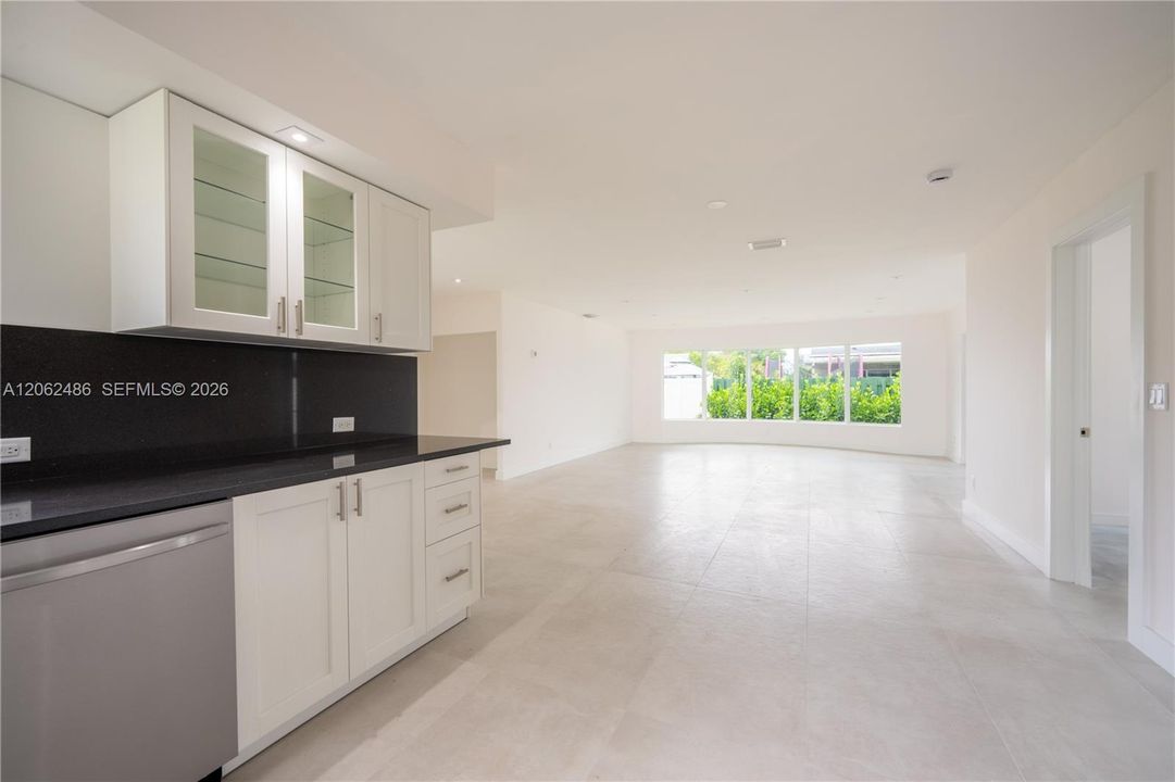 En Venta: $699,000 (4 camas, 3 baños, 2110 Pies cuadrados)
