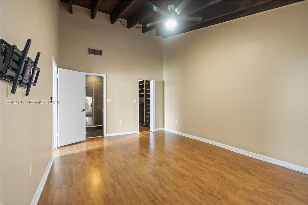Под контрактом: $2,800 (2 спален, 2 ванн, 1196 Квадратных фут)