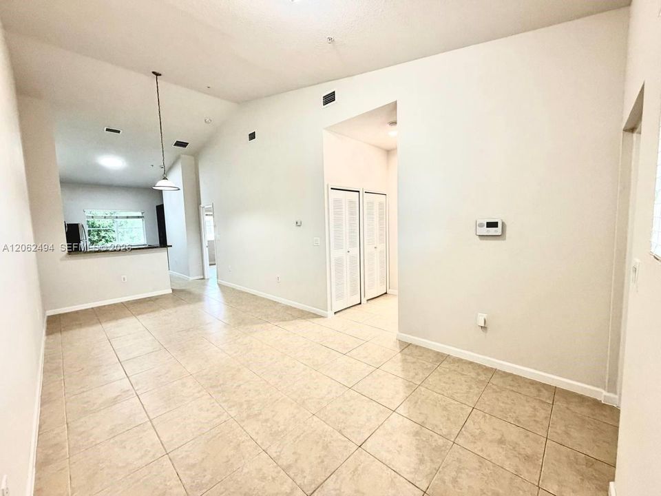 For Rent: $2,260 (2 beds, 2 baths, 1001 Square Feet)