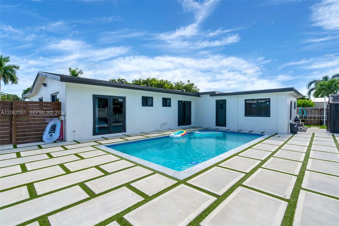 For Rent: $6,500 (5 beds, 3 baths, 1942 Square Feet)