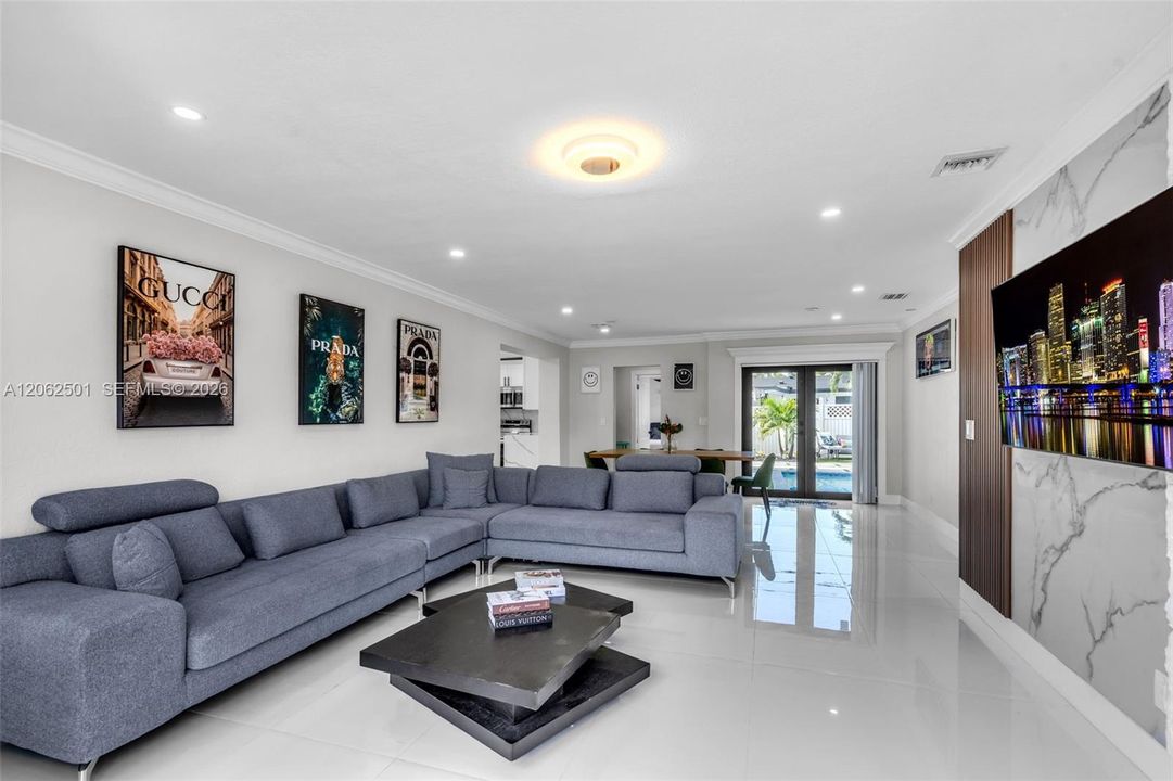 For Rent: $6,500 (5 beds, 3 baths, 1942 Square Feet)
