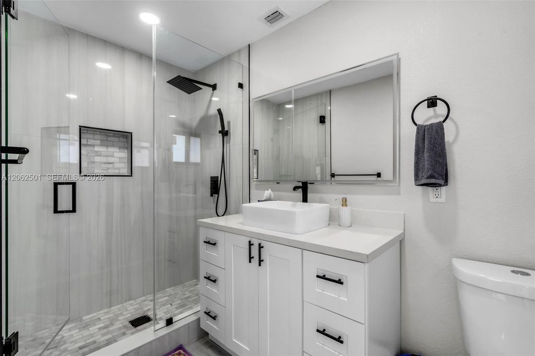 For Rent: $6,500 (5 beds, 3 baths, 1942 Square Feet)