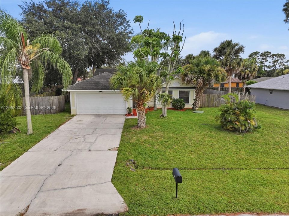 For Sale: $349,900 (3 beds, 2 baths, 1384 Square Feet)