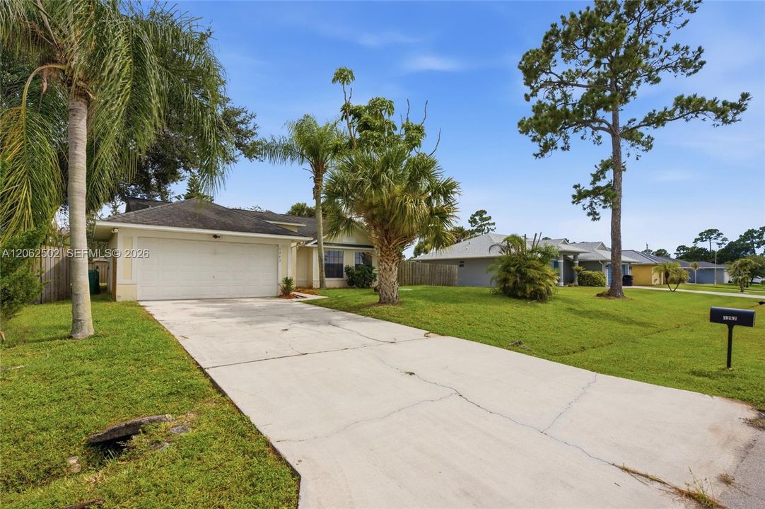 For Sale: $349,900 (3 beds, 2 baths, 1384 Square Feet)