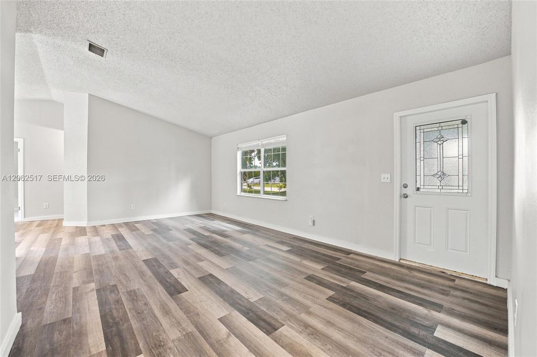 Activo con contrato: $325,000 (3 camas, 2 baños, 1180 Pies cuadrados)