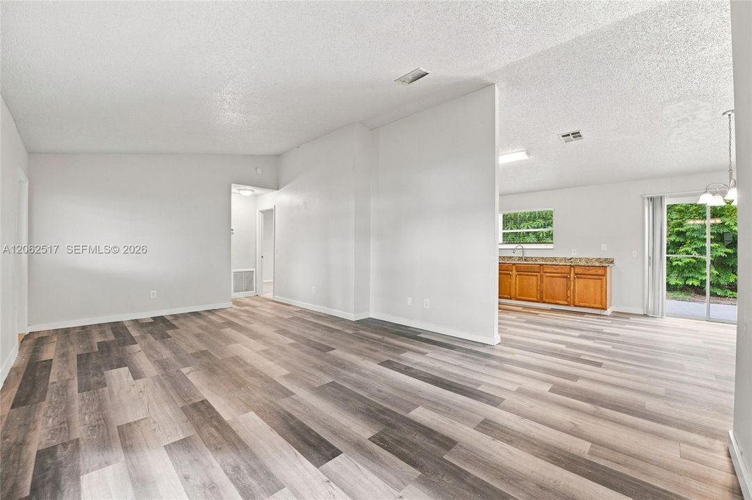 Activo con contrato: $325,000 (3 camas, 2 baños, 1180 Pies cuadrados)