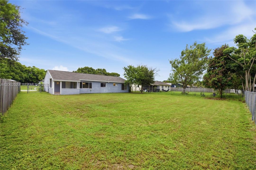 For Sale: $299,900 (3 beds, 2 baths, 1176 Square Feet)