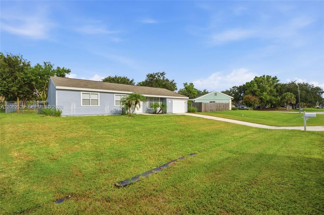 For Sale: $299,900 (3 beds, 2 baths, 1176 Square Feet)