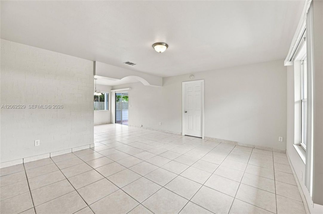 For Sale: $299,900 (3 beds, 2 baths, 1176 Square Feet)