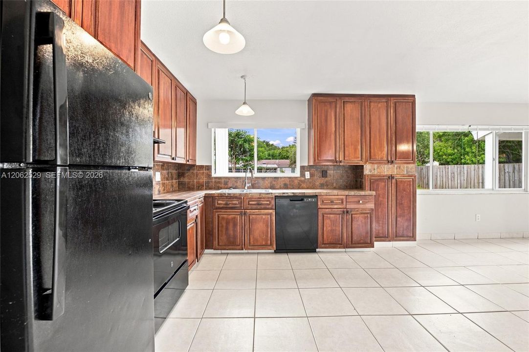 For Sale: $299,900 (3 beds, 2 baths, 1176 Square Feet)