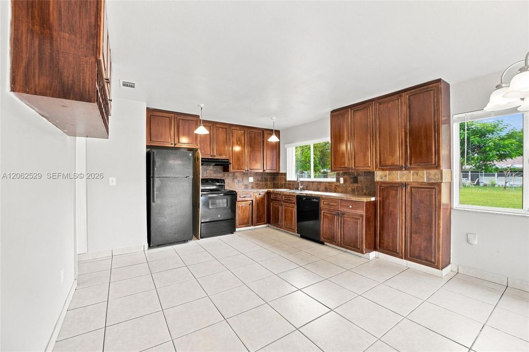 For Sale: $299,900 (3 beds, 2 baths, 1176 Square Feet)