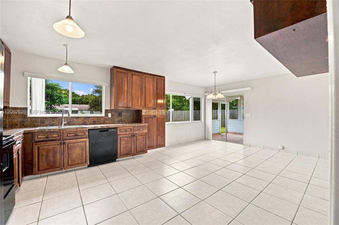 For Sale: $299,900 (3 beds, 2 baths, 1176 Square Feet)