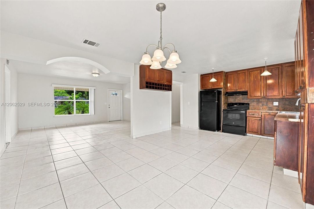 For Sale: $299,900 (3 beds, 2 baths, 1176 Square Feet)