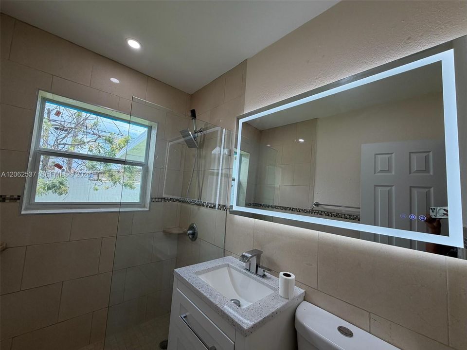 В аренду: $2,700 (2 спален, 1 ванн, 900 Квадратных фут)