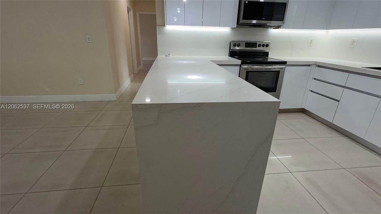 В аренду: $2,700 (2 спален, 1 ванн, 900 Квадратных фут)