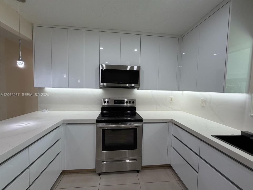 В аренду: $2,700 (2 спален, 1 ванн, 900 Квадратных фут)