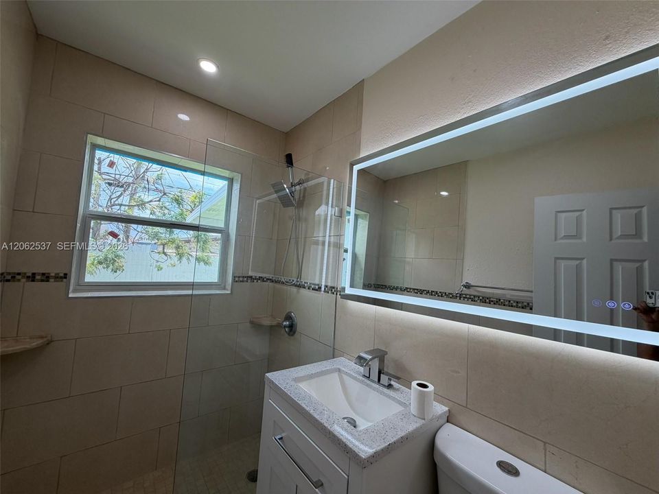 В аренду: $2,700 (2 спален, 1 ванн, 900 Квадратных фут)