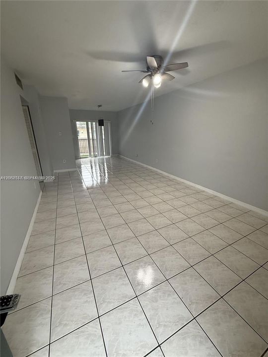 For Sale: $245,000 (2 beds, 1 baths, 832 Square Feet)