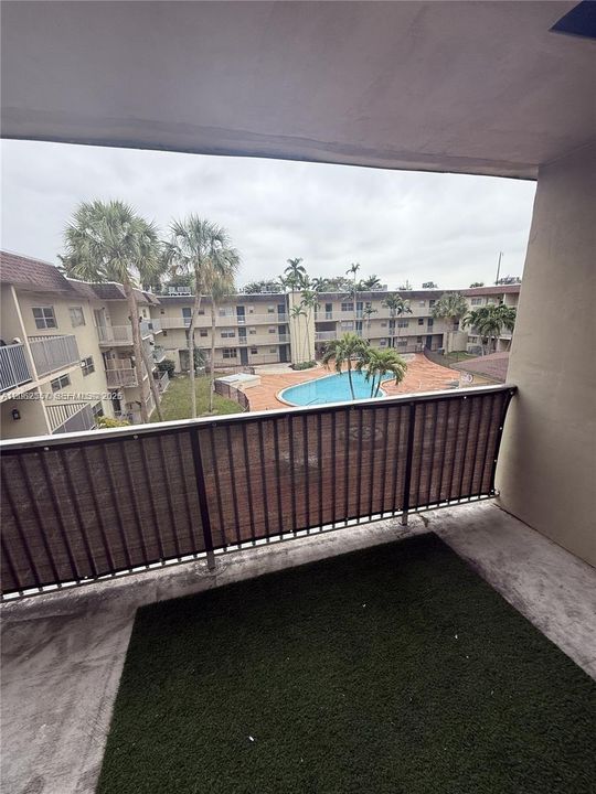 For Sale: $245,000 (2 beds, 1 baths, 832 Square Feet)