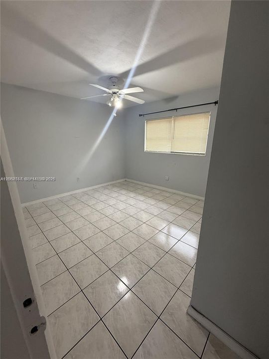 For Sale: $245,000 (2 beds, 1 baths, 832 Square Feet)