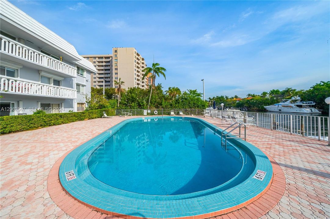 For Sale: $529,000 (2 beds, 2 baths, 1150 Square Feet)