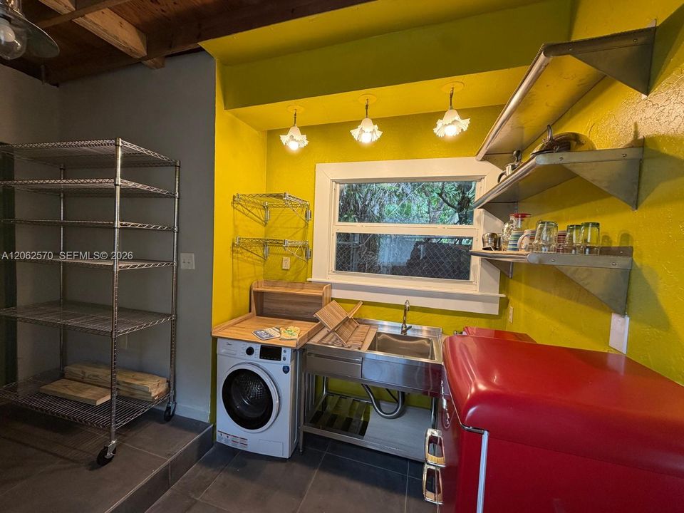 For Rent: $2,700 (1 beds, 1 baths, 2204 Square Feet)
