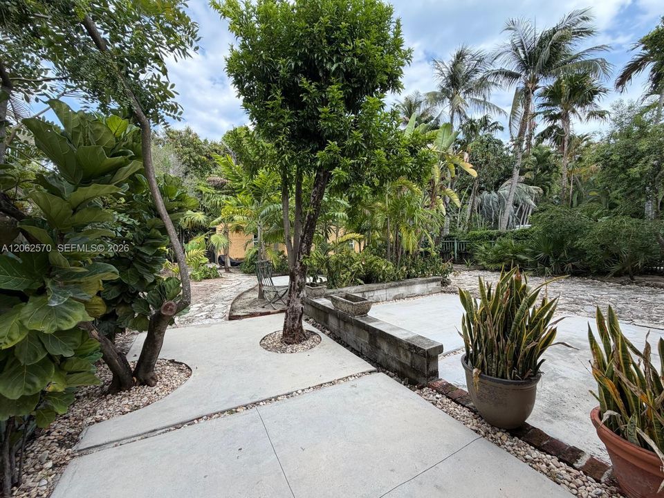 For Rent: $2,700 (1 beds, 1 baths, 2204 Square Feet)