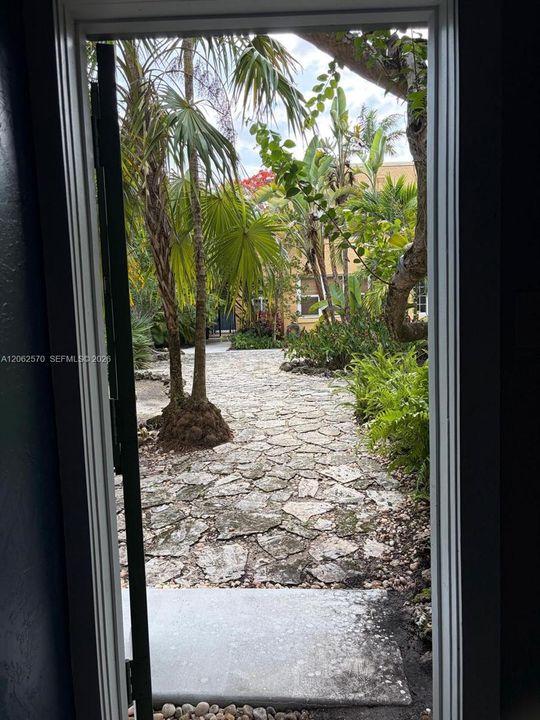 For Rent: $2,700 (1 beds, 1 baths, 2204 Square Feet)