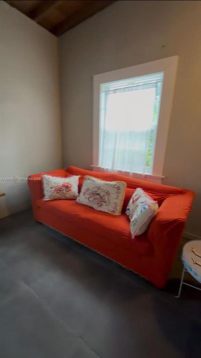 For Rent: $2,700 (1 beds, 1 baths, 2204 Square Feet)