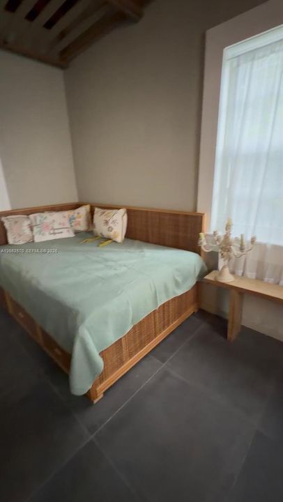 For Rent: $2,700 (1 beds, 1 baths, 2204 Square Feet)