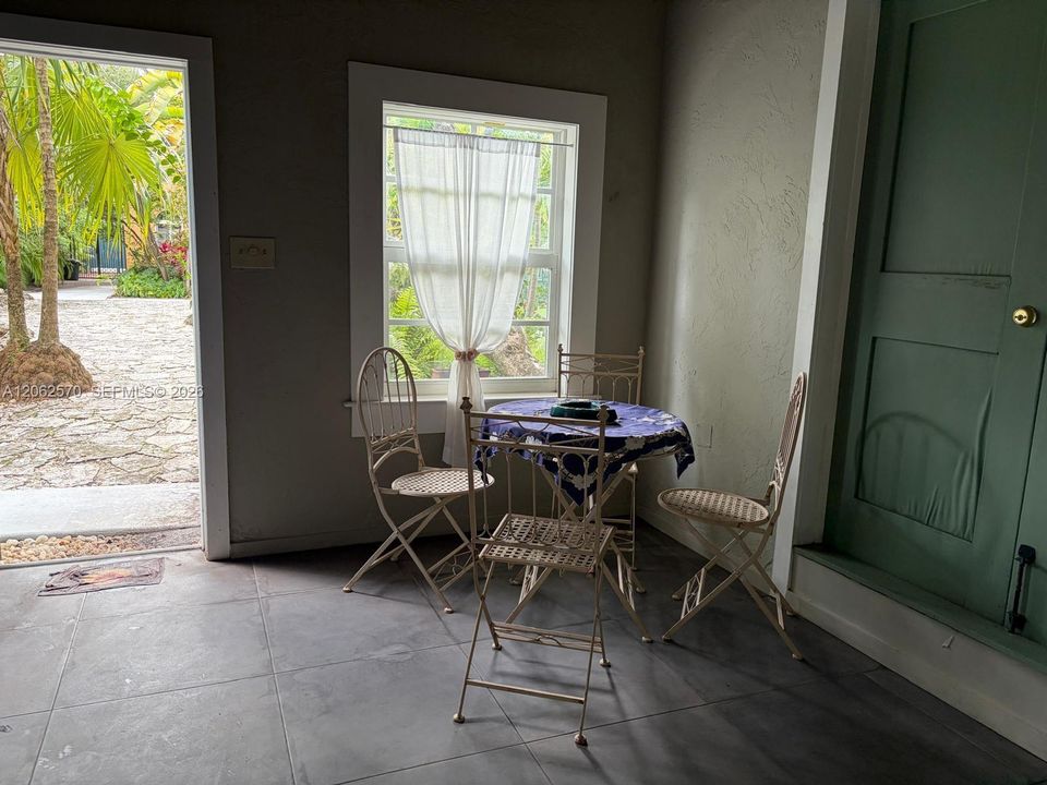 For Rent: $2,700 (1 beds, 1 baths, 2204 Square Feet)