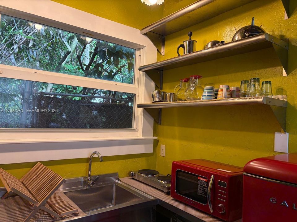 For Rent: $2,700 (1 beds, 1 baths, 2204 Square Feet)