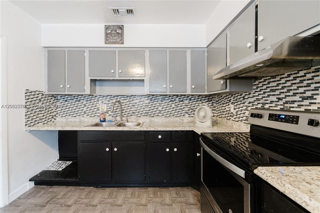 В аренду: $2,200 (5 спален, 4 ванн, 2461 Квадратных фут)