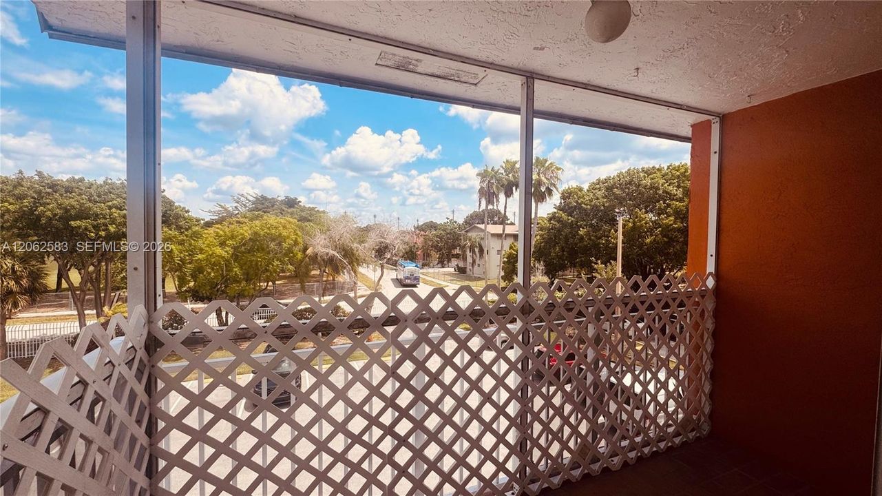 На продажу: $200,000 (2 спален, 2 ванн, 840 Квадратных фут)